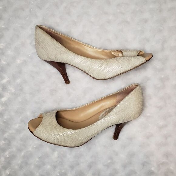 Banana Republic size 8.5M cream snake skin textured heel - Picture 1 of 7